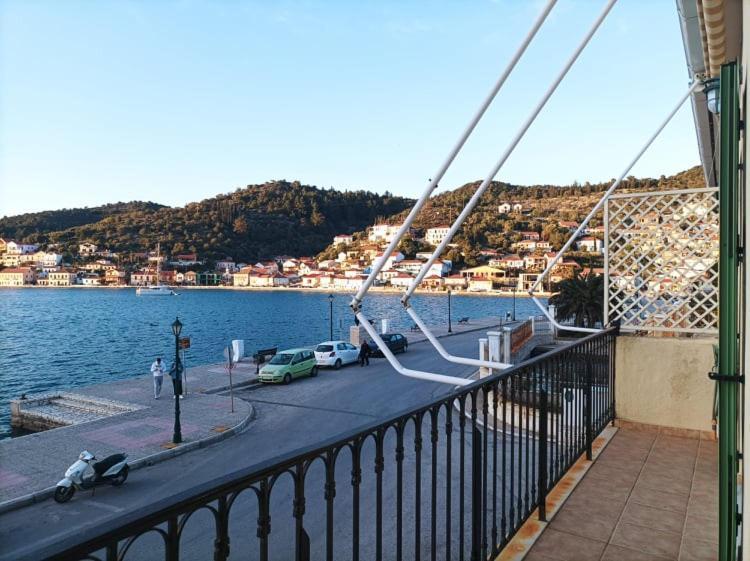 Lourantos Bayside Apartments Vathy  Bagian luar foto