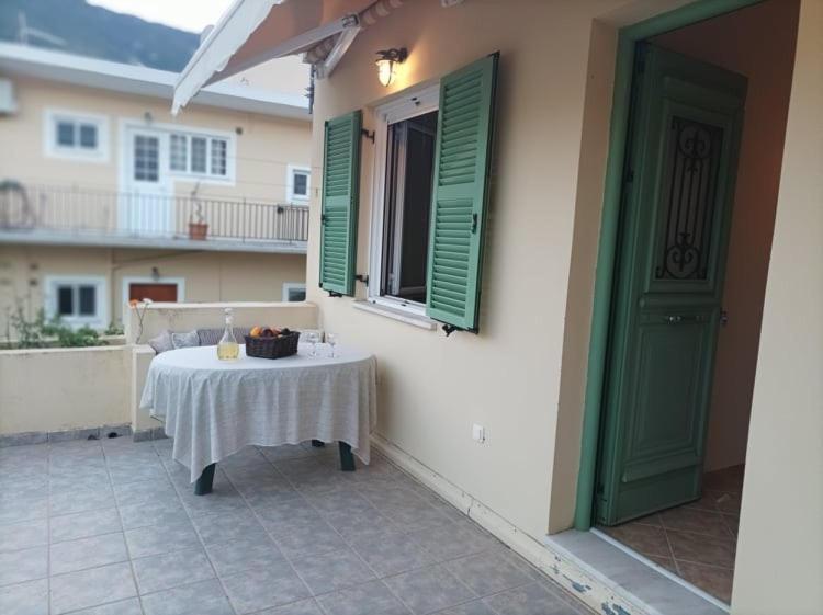Lourantos Bayside Apartments Vathy  Bagian luar foto